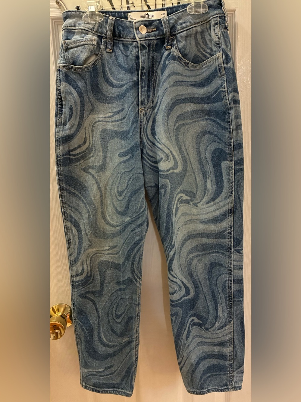 Hollister Women's Curvy High-Rise Mom Jeans in Blue Swirl Denim